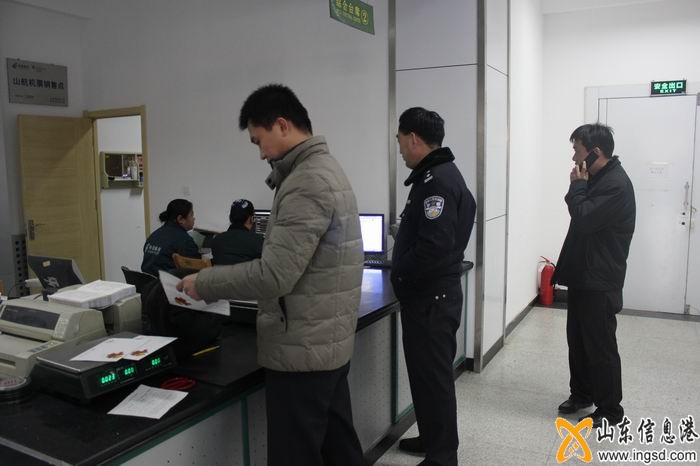 陵縣民警對物流寄遞公司開展節(jié)前安全檢查 (1)_副本.jpg