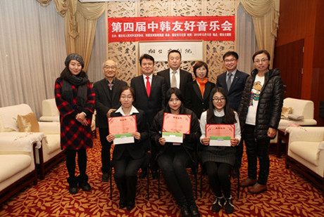 給優(yōu)秀學生給予獎學金照片_副本.jpg